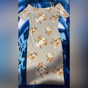 Dress, medium size it’s floral and stretchy